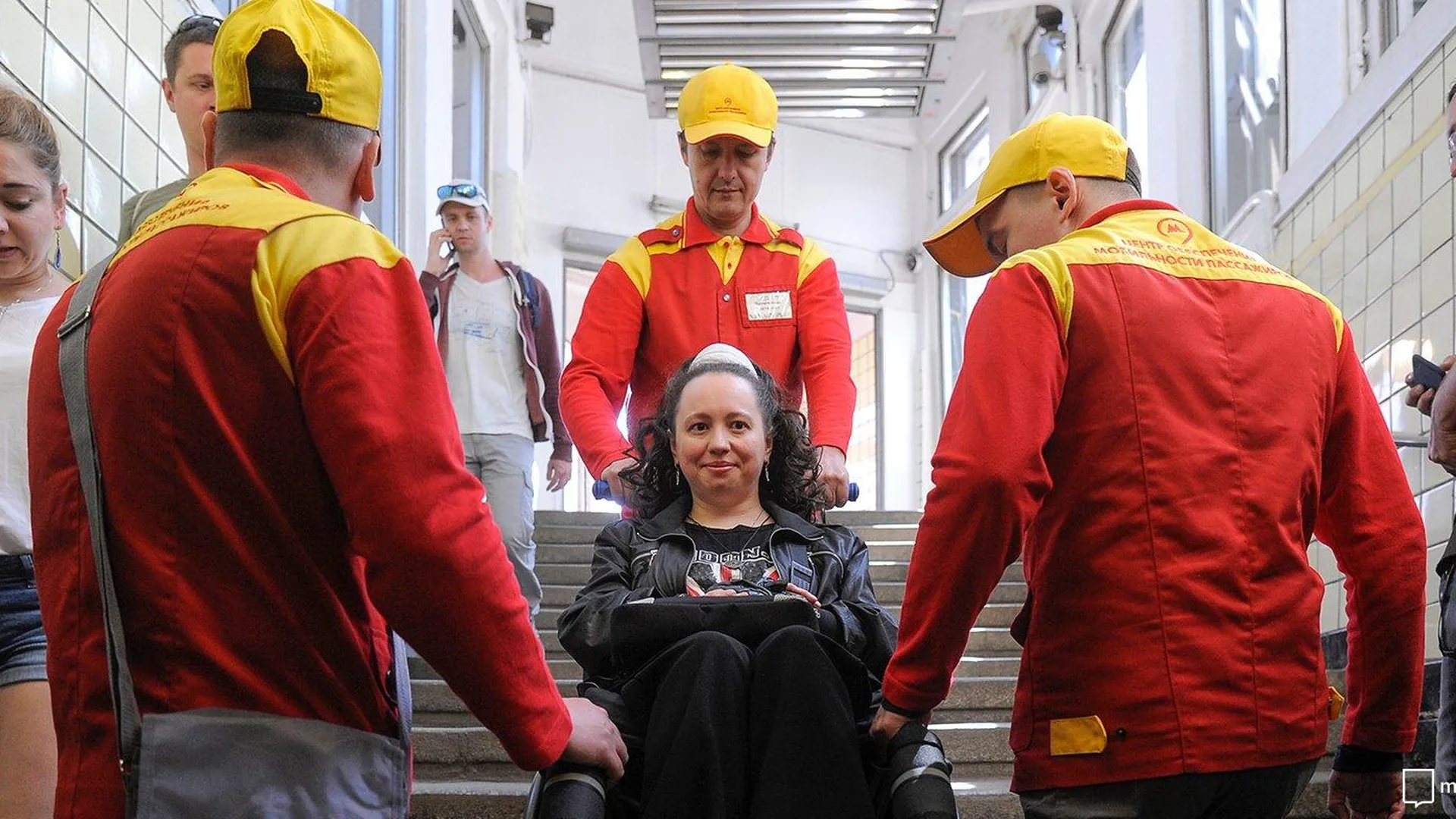 Тематические поезда на арбатско-покровской линии. Центр обеспечения мобильности пассажиров в метрополитене москвы. Метро добровольцев. Поезд метро волонтёр. Метро добровольцев.