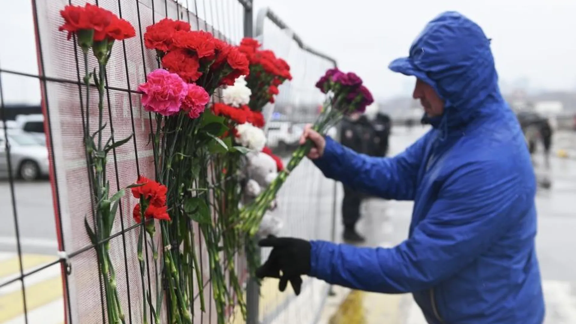 Москвичи несут цветы к Crocus City Hall в память о жертвах теракта