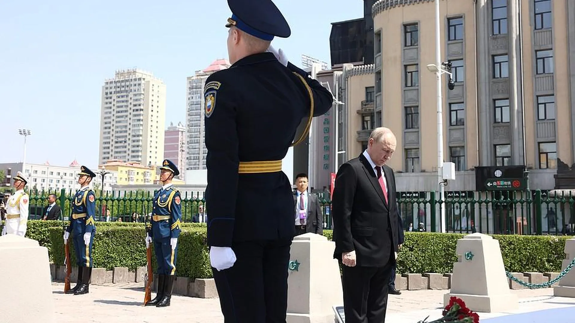 Владимир Путин возложил венок к памятнику павшим советским воинам в Харбине