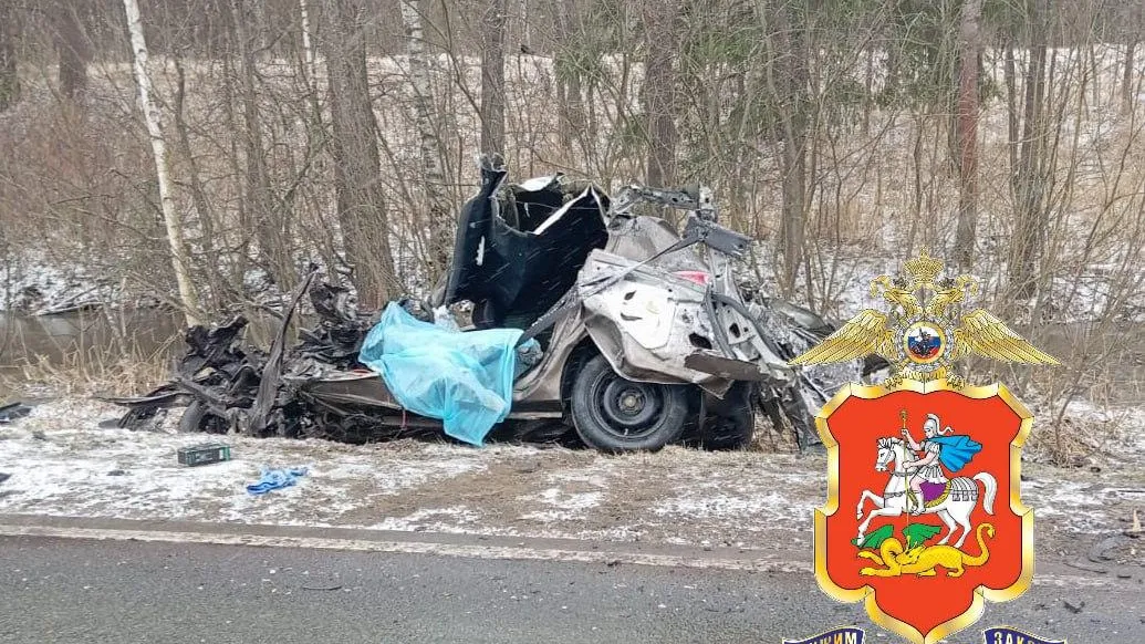 В Подмосковье водитель Renault погиб в жестком ДТП с автобусом