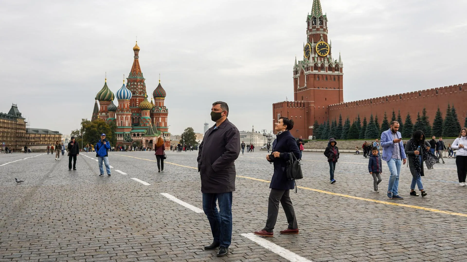 Москва в режиме ограничений: оживленные улицы и маски на подбородке