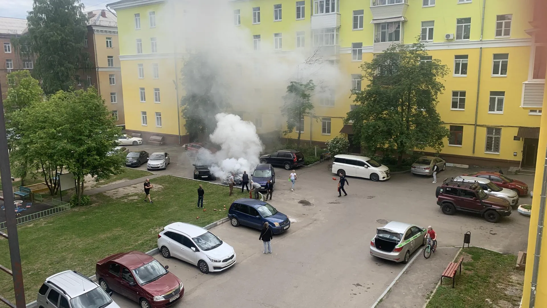 Жительница Ступина подняла тревогу и помогла спасти ребенка из горящей  машины | РИАМО