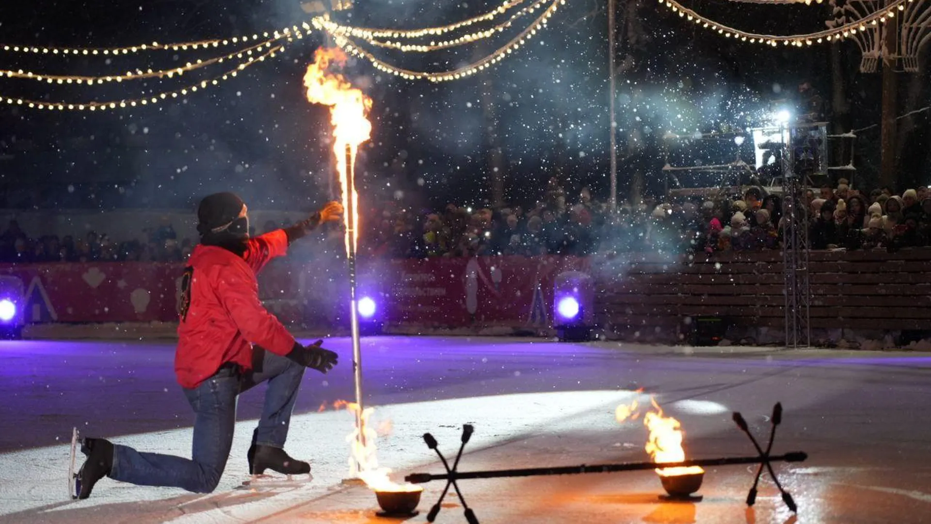 Олимпийские звезды выступили на катке с искусственным льдом в Сергиевом Посаде