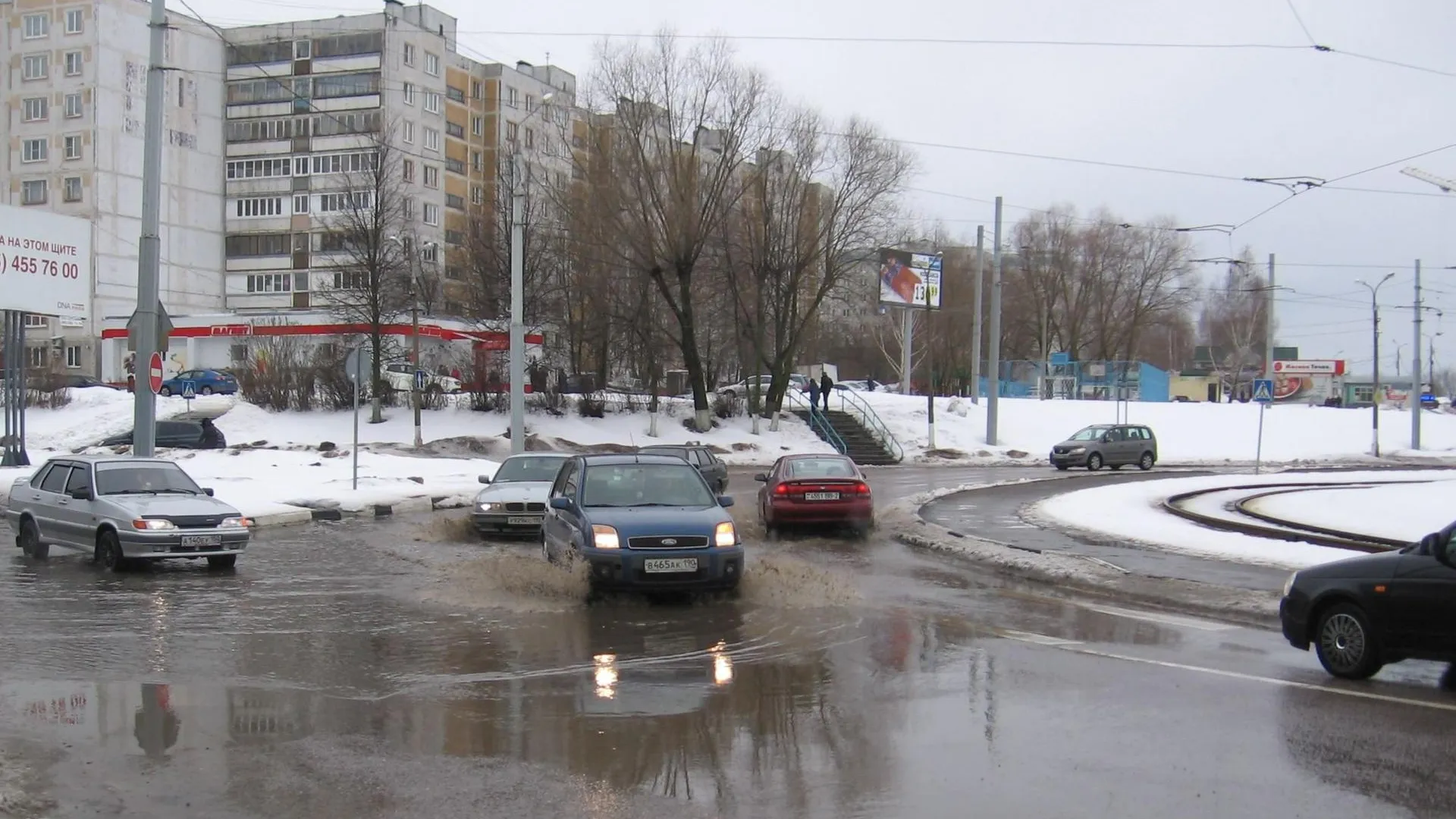 В подмосковных Луховицах затопило дорогу