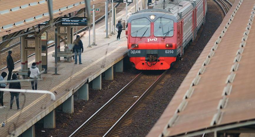 Пассажиров электрички на Урале эвакуировали из-за двойного задымления