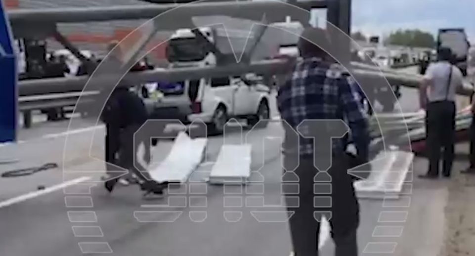 SHOT: манипулятор стрелой снес опору моста на ЦКАД в Подмосковье