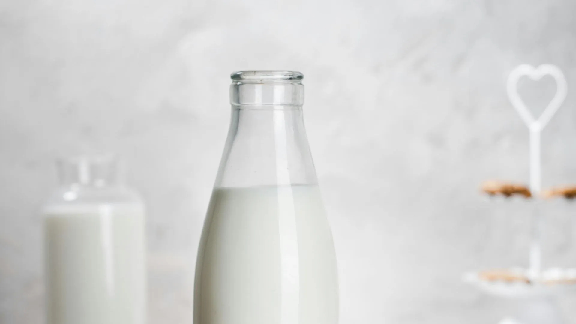 Нутрициолог ответила, вредно ли молоко для взрослых людей