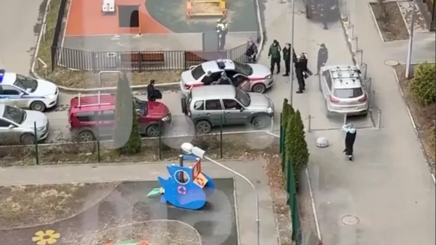 Опубликовано видео с места стрельбы около детсада в Новой Москве