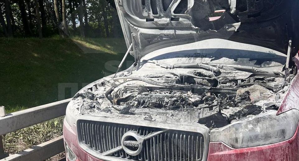 SHOT: кроссовер Volvo с ребенком внутри загорелся на МКАД
