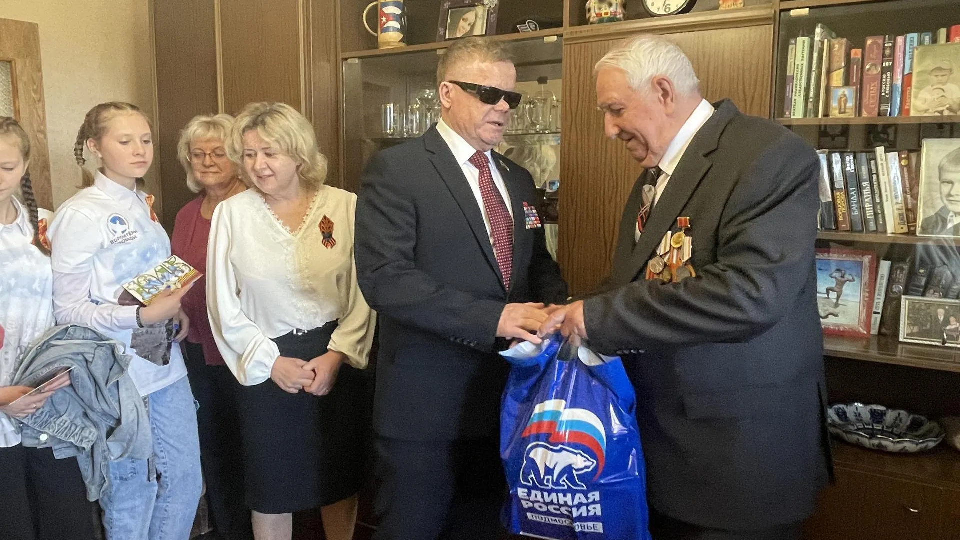 Депутат Вшивцев поздравил ветерана из Волоколамского округа с Днем Победы