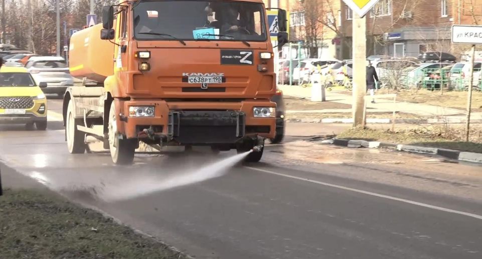 Дорожные службы Домодедово вышли на субботник