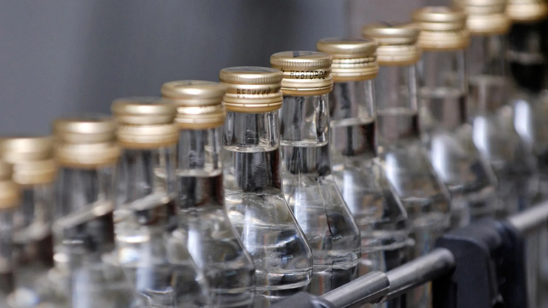 Около 500 тыс бутылок алкоголя изъято в цехе в Железнодорожном