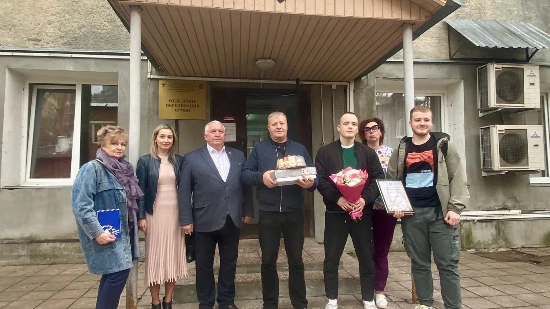 Активисты «Единой России» поздравили семью почетного донора России в Наро-Фоминске