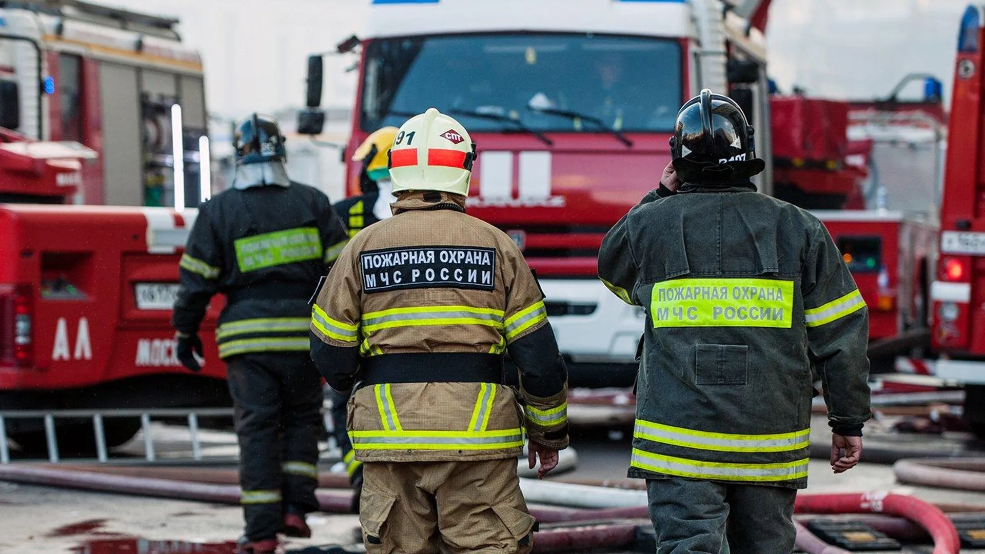 Пожарные потушили бытовки на юге Москвы