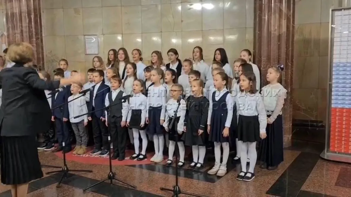 Детский хор исполнил гимн России в метро Москвы в честь Дня народного единства