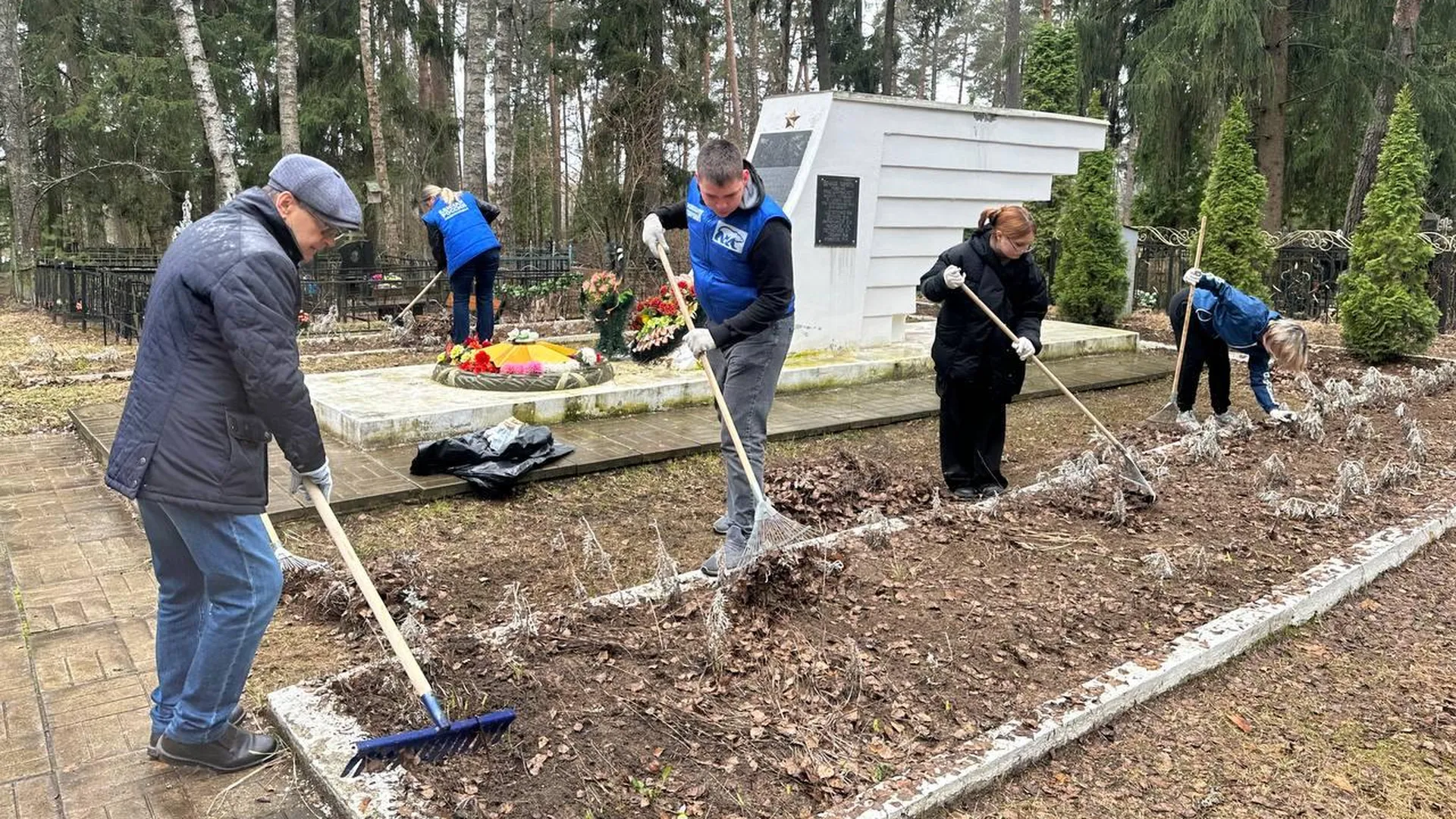 Александр Легков принял участие в уборке территории мемориала погибшим летчикам экипажа ТБ-3 в Красноармейске