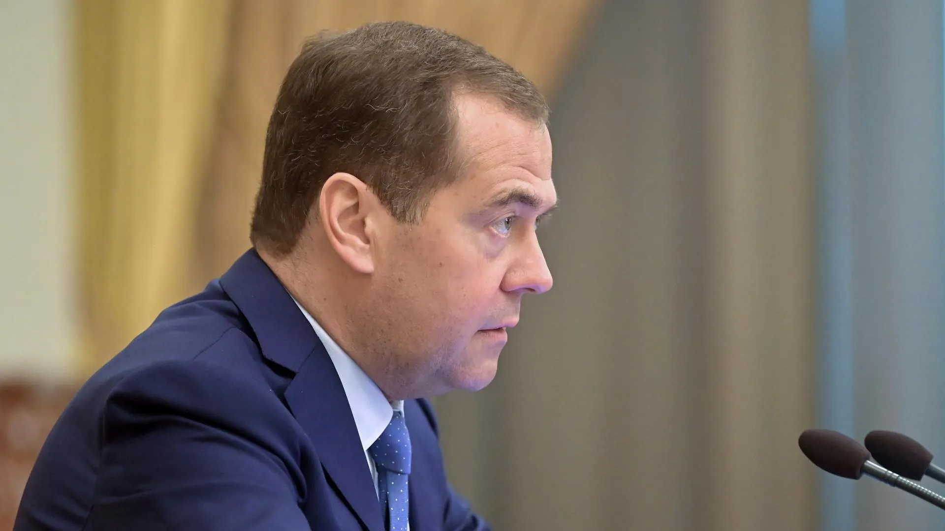 Медведев заявил, что испытывает презрение к биографии Сырского