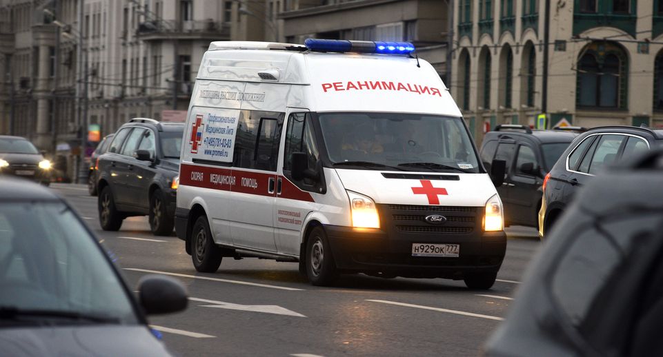 Грузовик упал на автомобили во время разгрузки на юго-востоке Москвы