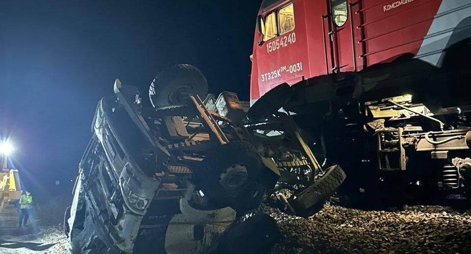 Грузовой поезд сбил автомобиль в Хабаровском крае