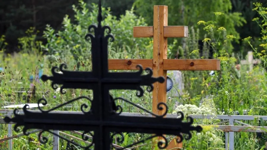 Россиянка обнажилась на могиле возлюбленного ради фотосессии