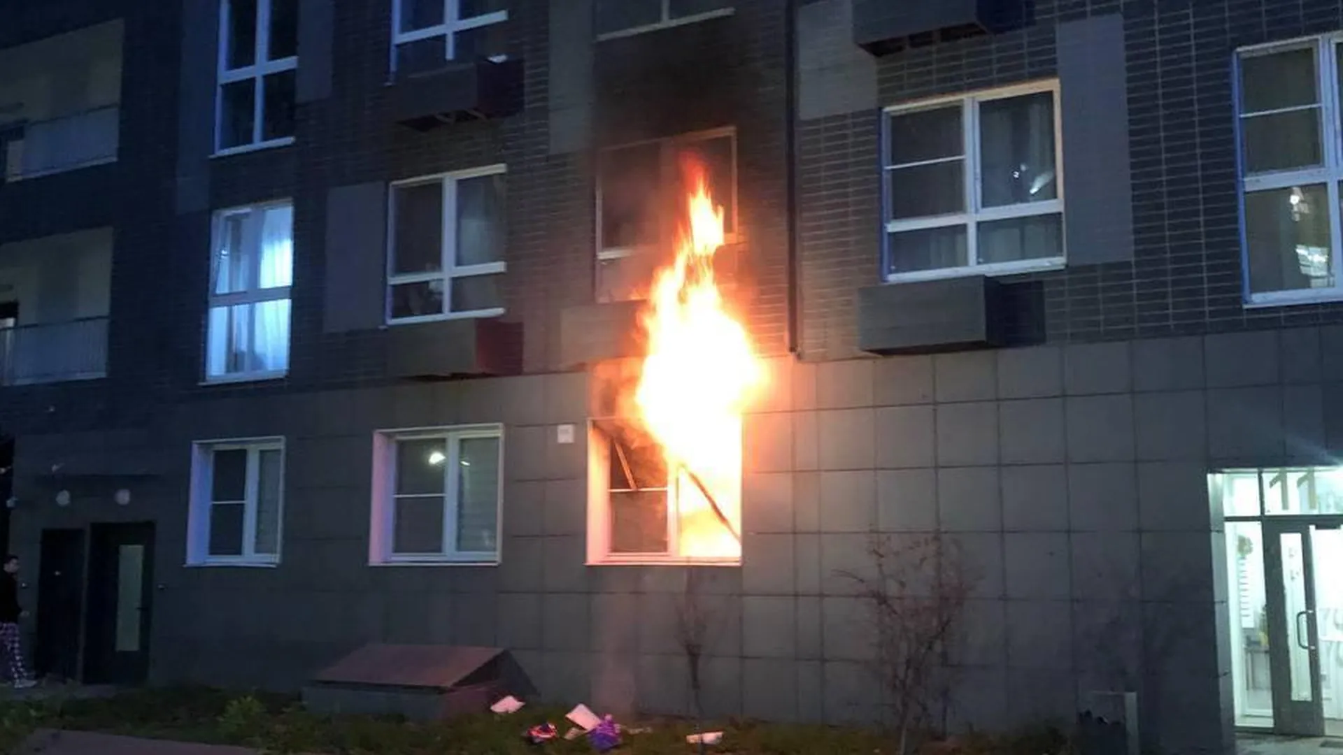 Видео: россиянка сожгла свою квартиру, думая, что там американские шпионы