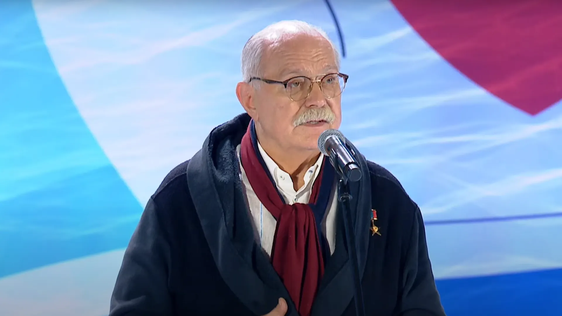 Михалков в униформе «Бесогон ТВ» проголосовал в Крыму