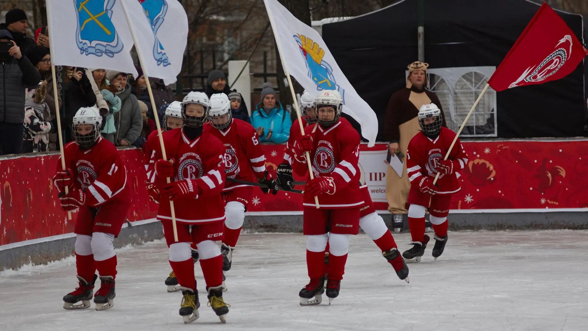 Клоунское ледовое трио и юные хоккеисты выступили на фестивале в Подольске
