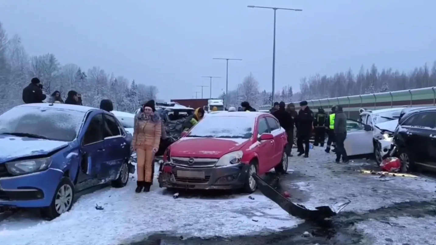 Уголовное дело возбудили после ДТП с 50 авто на трассе М‑11 под Новгородом  | РИАМО