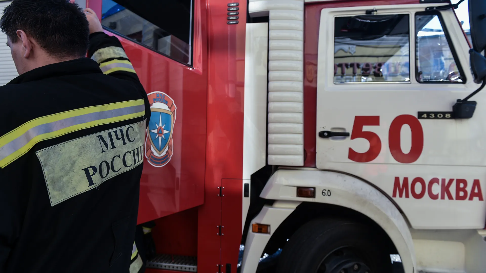 Сотрудники МЧС ликвидировали пожар в строящемся здании на северо-востоке Москвы
