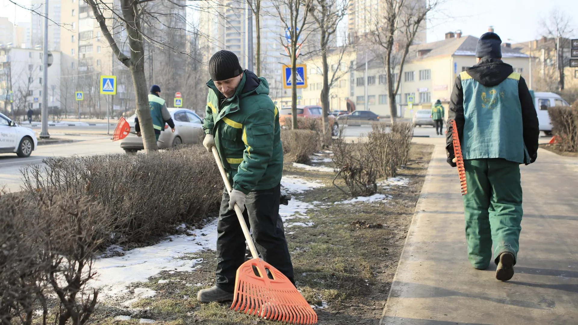 В Подмосковье начали двуфазную весеннюю уборку территории