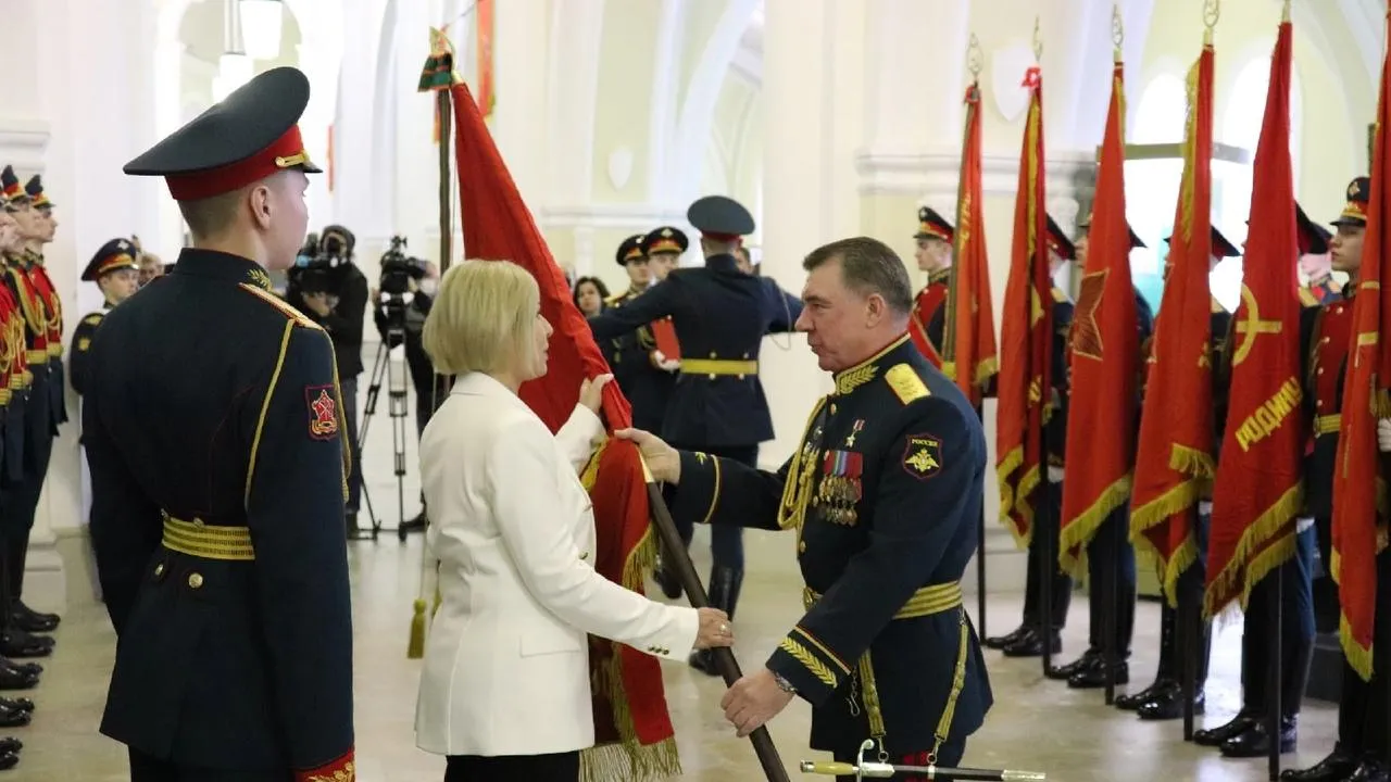 Коломенскому кремлю передали два боевых знамени времен Великой Отечественной войны