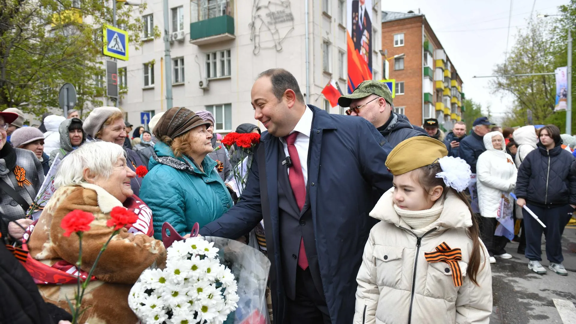 Дмитрий Волошин вместе с химчанами возложил цветы к мемориалам воинской славы в День Победы