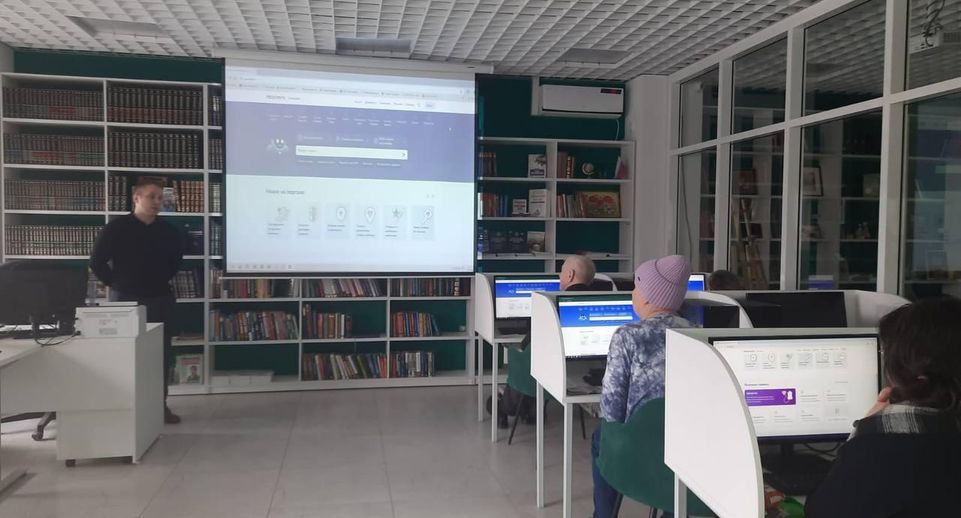 Долголетам Дмитровского округа помогают освоить компьютерные навыки