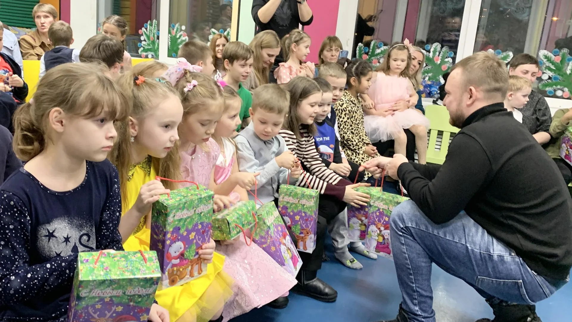 Детям из реабилитационного центра Балашихи на новогоднем спектакле вручили сладкие подарки