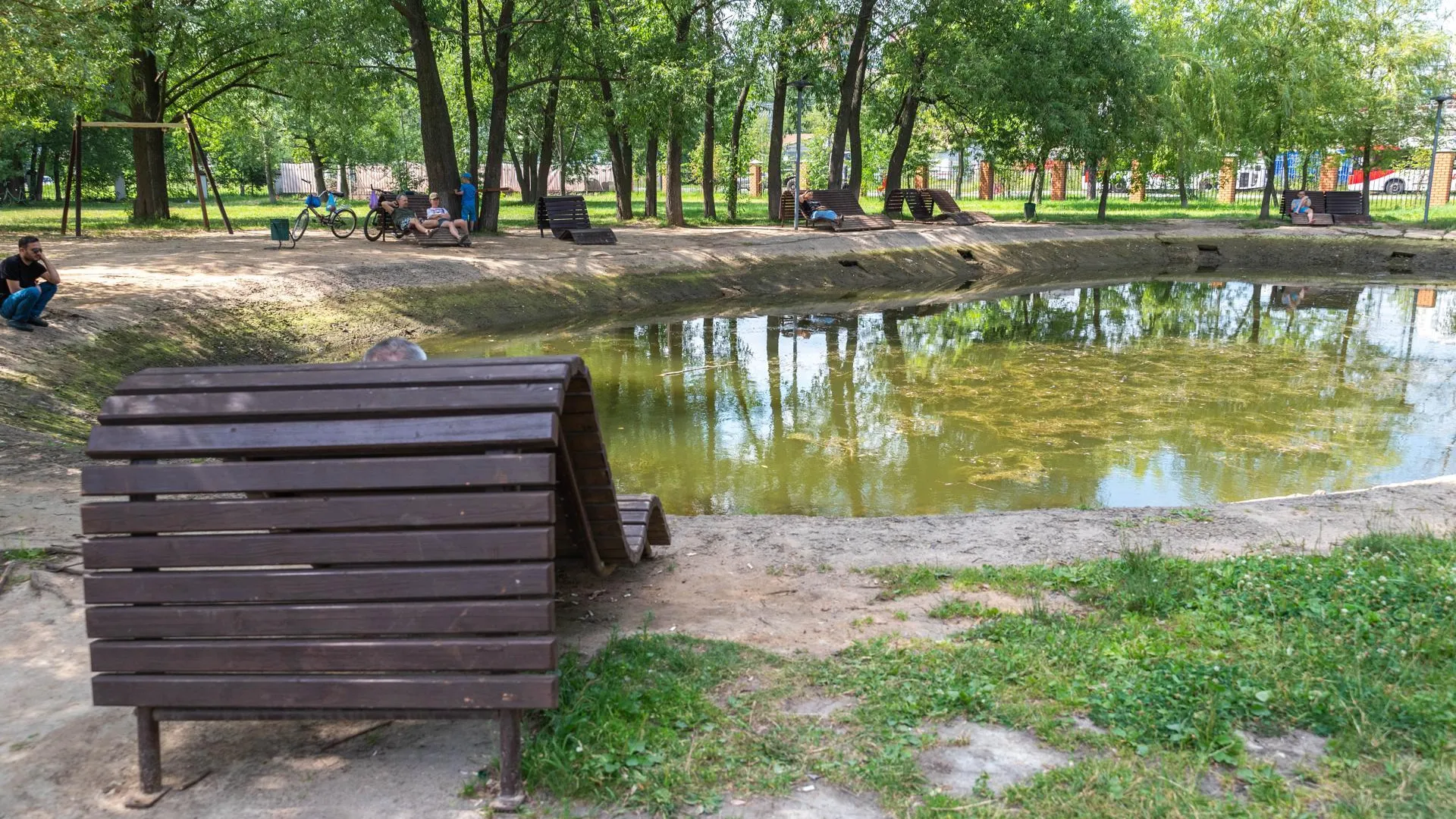 Чистку прудов начали в центральном парке Реутова