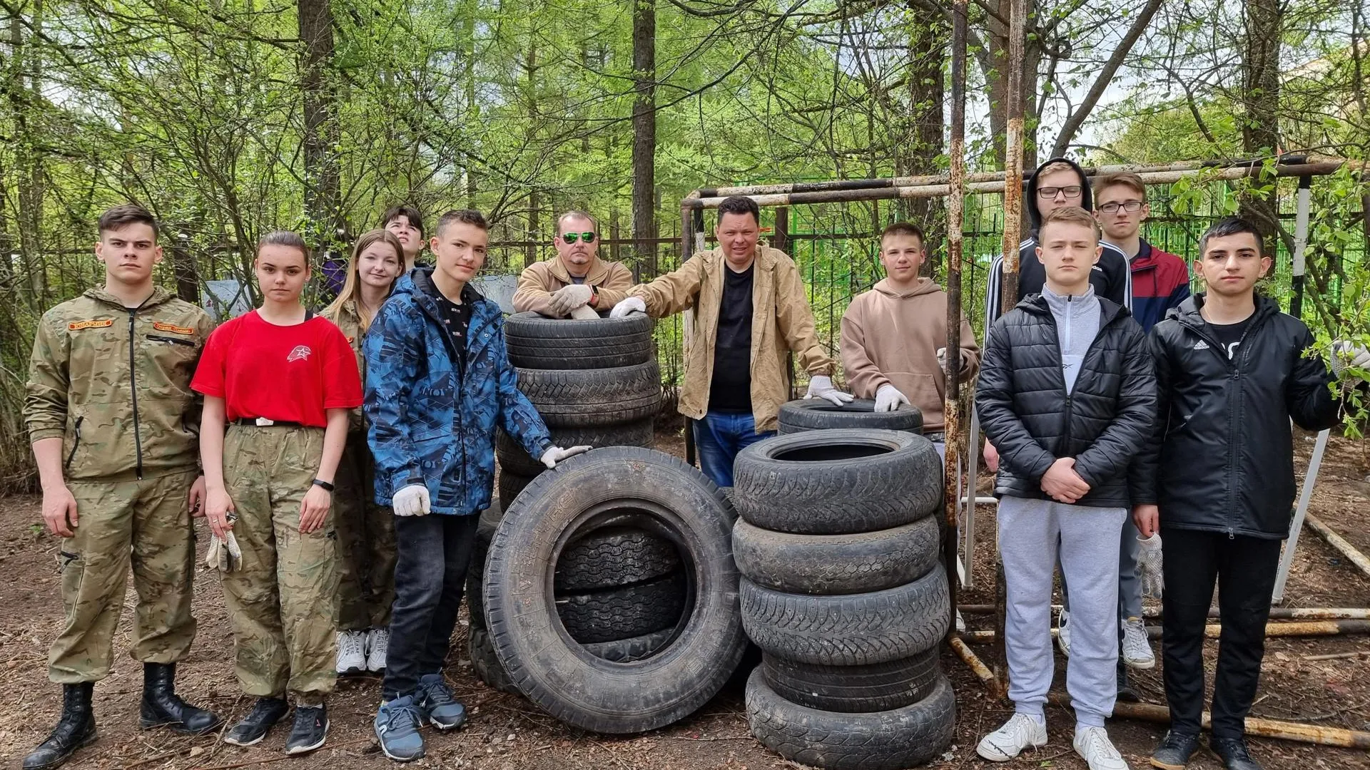 Юнармейцы Подольска очистили от мусора лесной массив у детского лагеря «Родина»