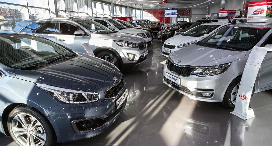 Автодилеры РФ ожидают падения продаж машин в марте почти вдвое