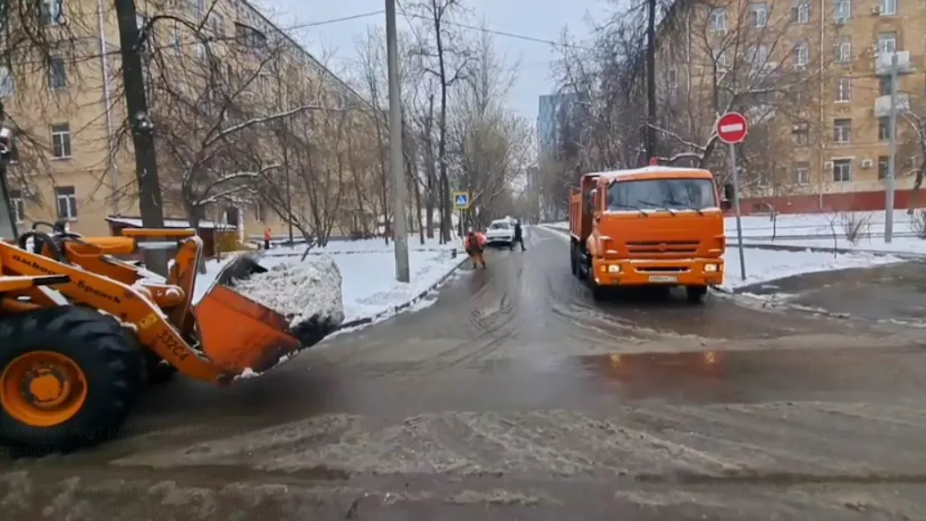 В Москве продолжаются работы по вывозу снега