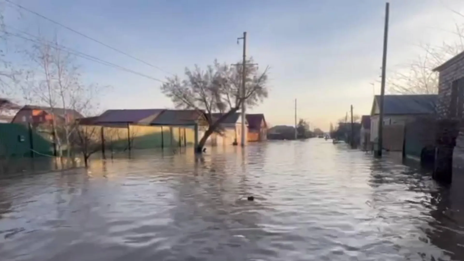 Свыше 700 граждан эвакуированы из затопленного микрорайона Старый город в Орске