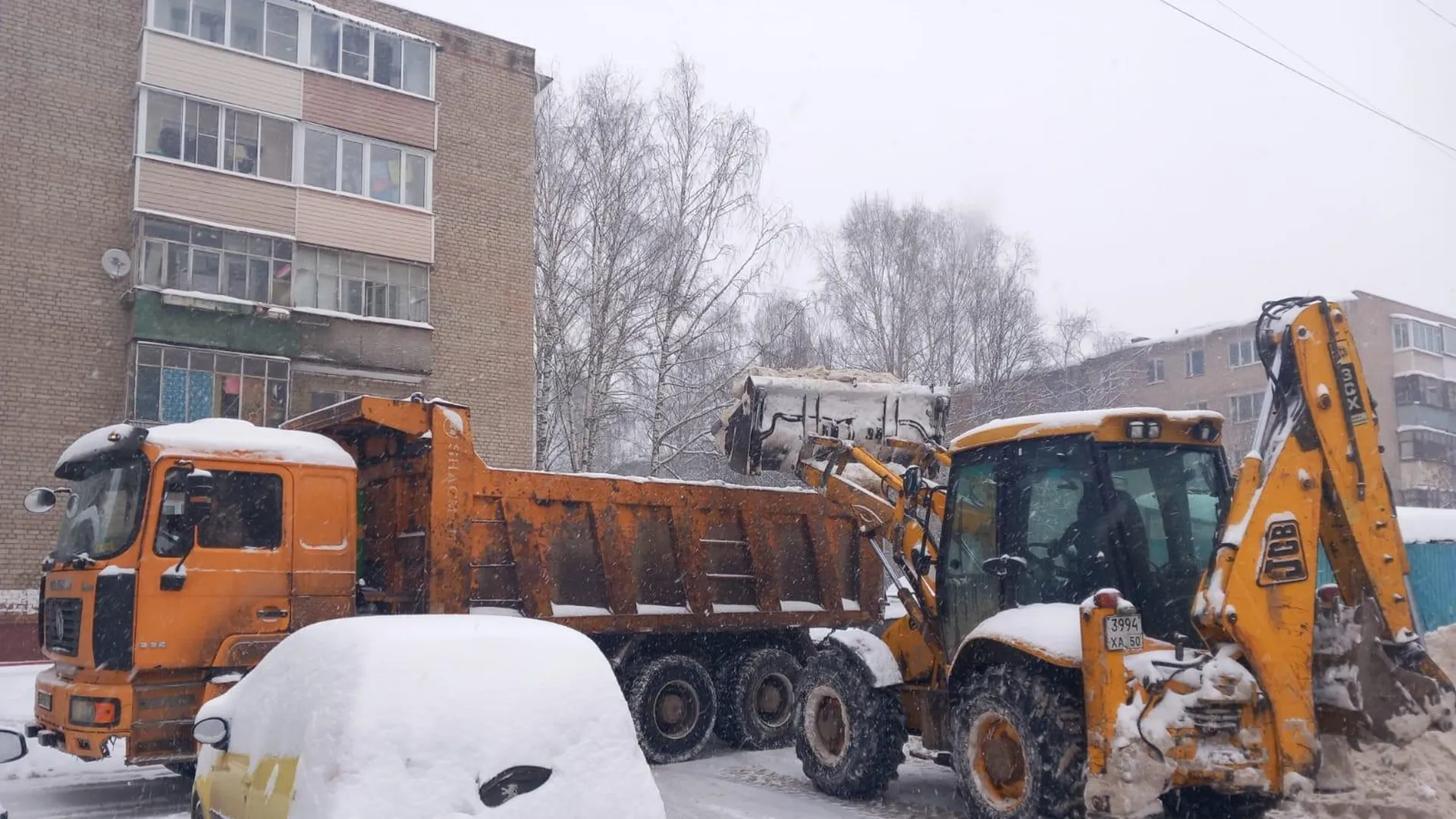 В Наро‑Фоминске последствия снегопада устраняют 20 единиц спецтехники и 64 специалиста
