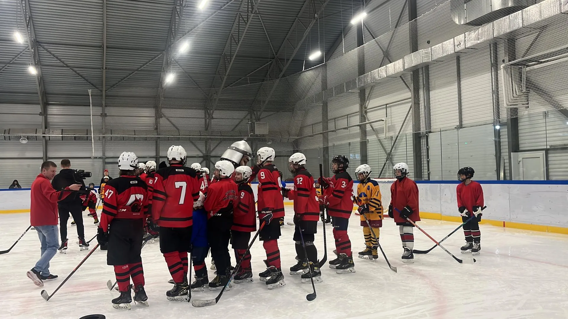 Хоккеисты «Витязя» провели бесплатную тренировку для детей