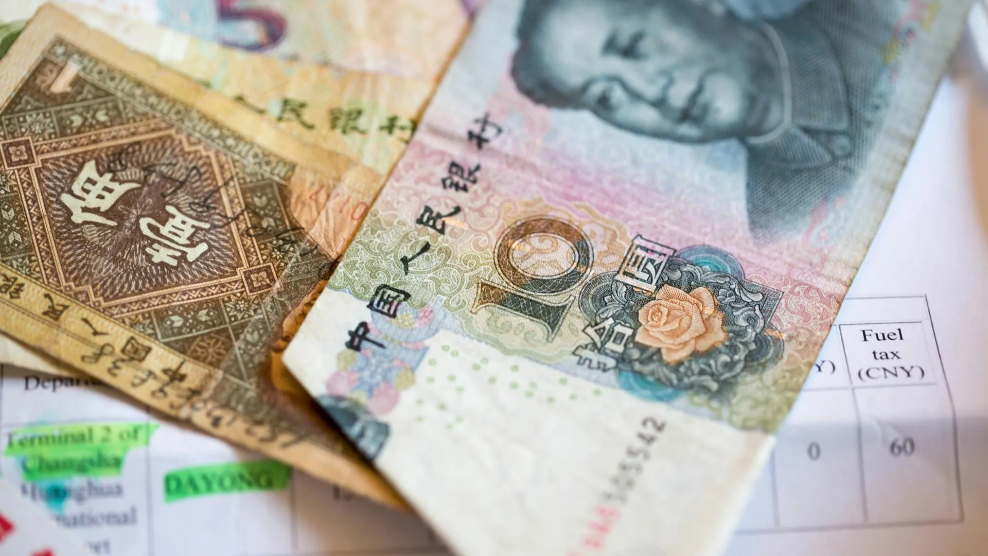Эксперт: китайский юань остается под давлением экономических реалий в КНР