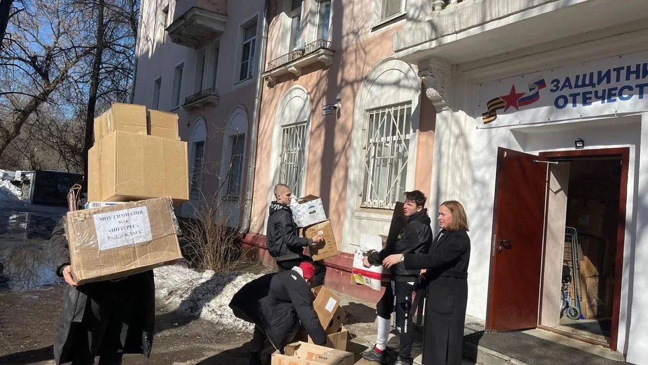 Студенты Люберец изготовили маскировочные сети для отправки в зону СВО