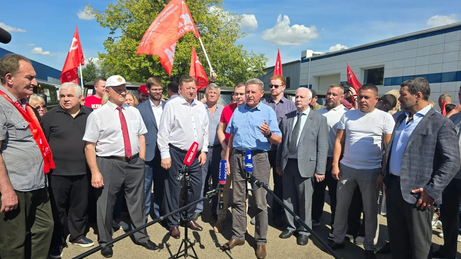 Депутат Барсуков поучаствовал в отправке гуманитарного конвоя из Подмосковья