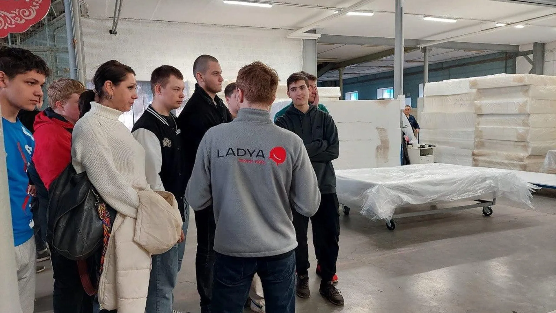 Студенты Дмитрова познакомились с производством мебели на предприятии РФ