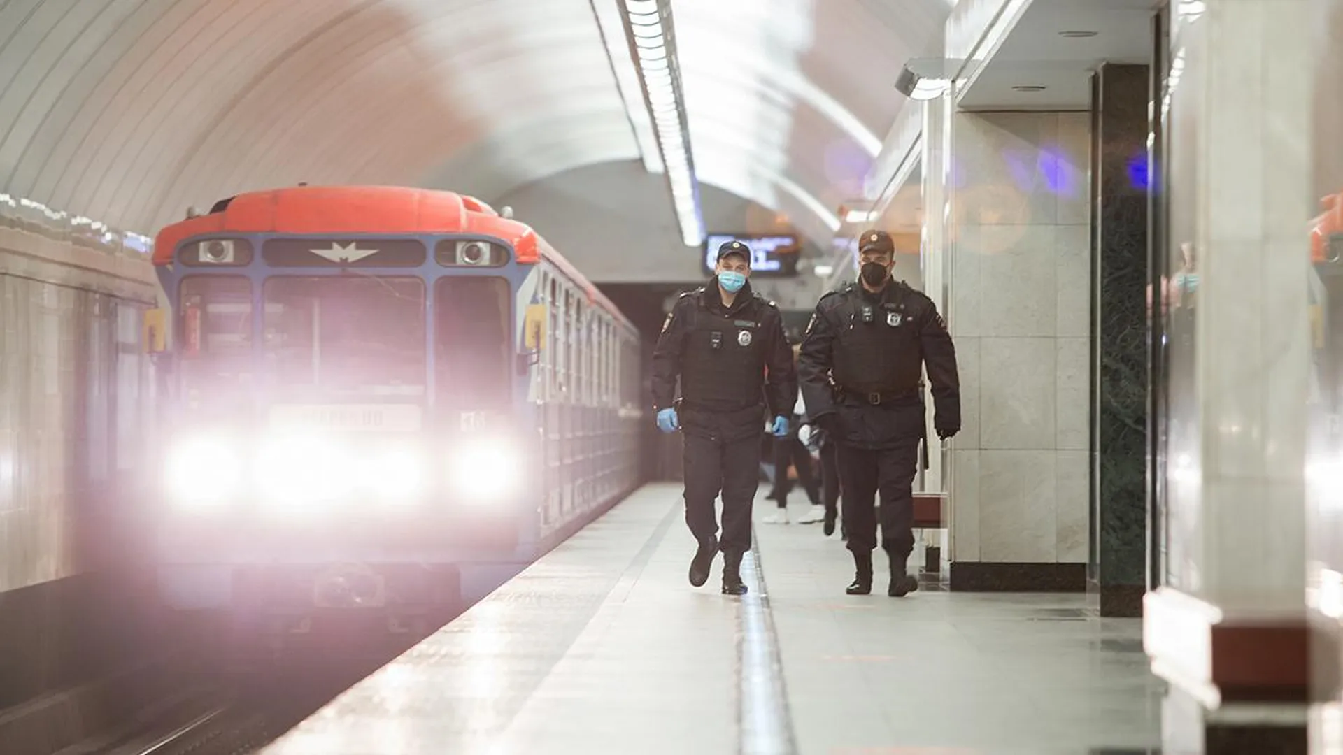 Полиция задержала парня, проехавшего сверху на поезде в метро Москвы
