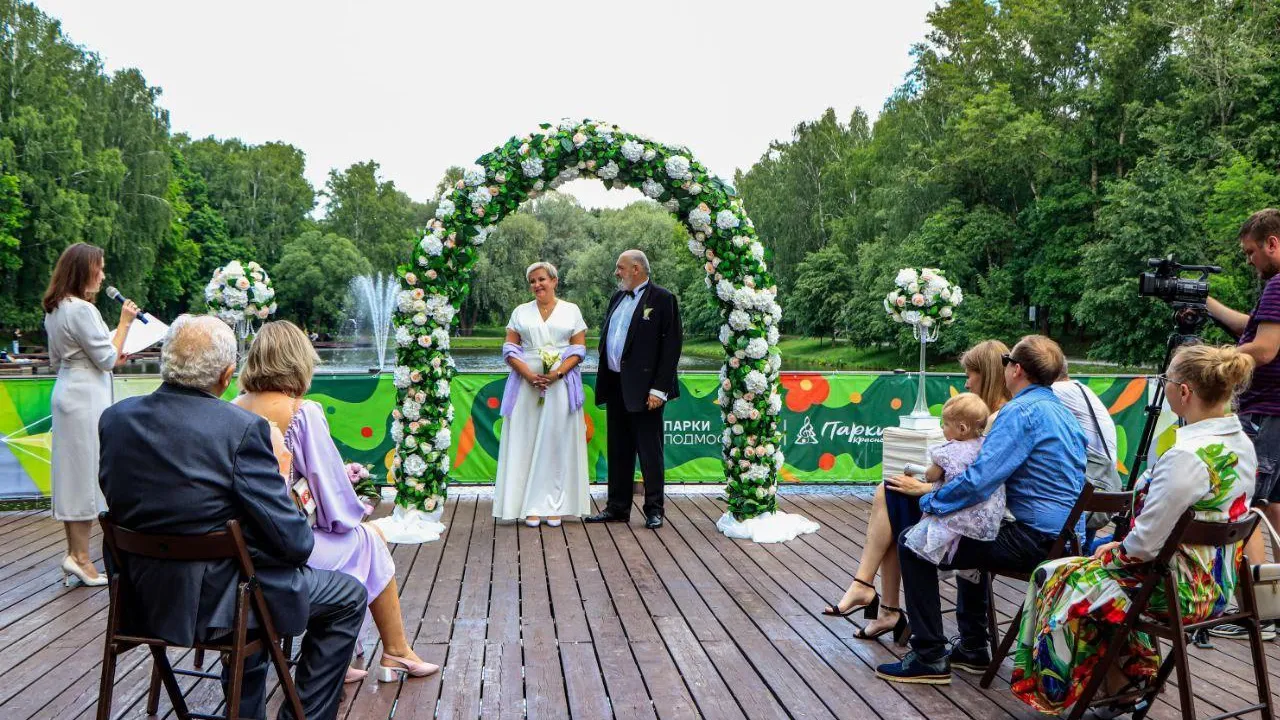 Впервые в парке «Ивановские пруды» провели свадебную церемонию