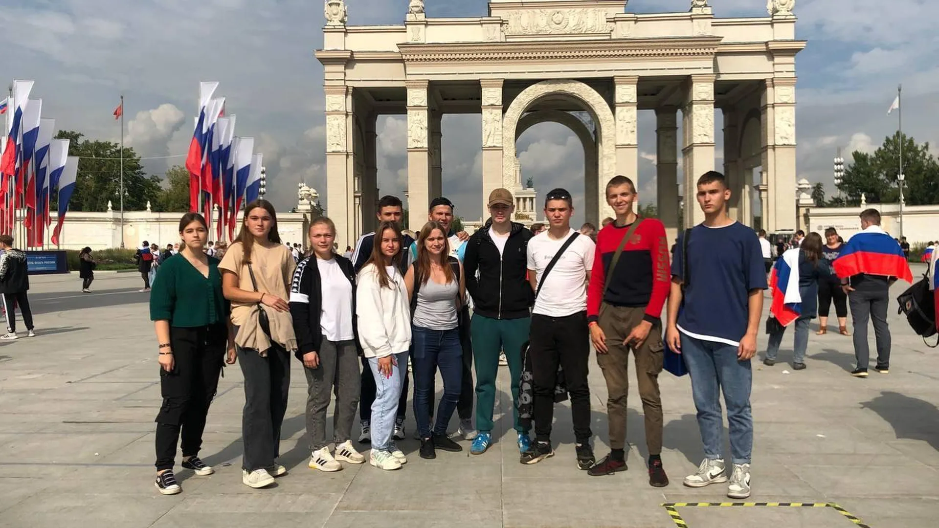 Студенты колледжа Подмосковья поучаствовали во флешмобе ко Дню флага РФ