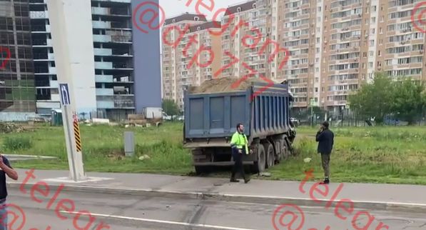 Грузовик столкнулся с 16 машинами на Северо-Восточной хорде в Москве