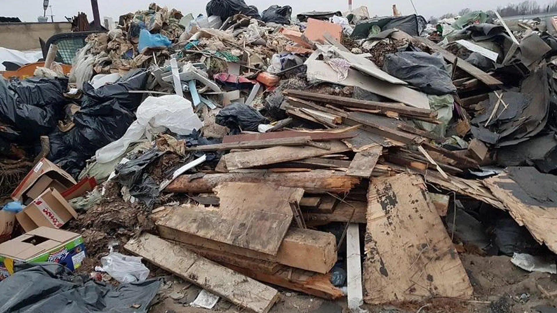 В Одинцовском округе обнаружили незаконную свалку стройотходов